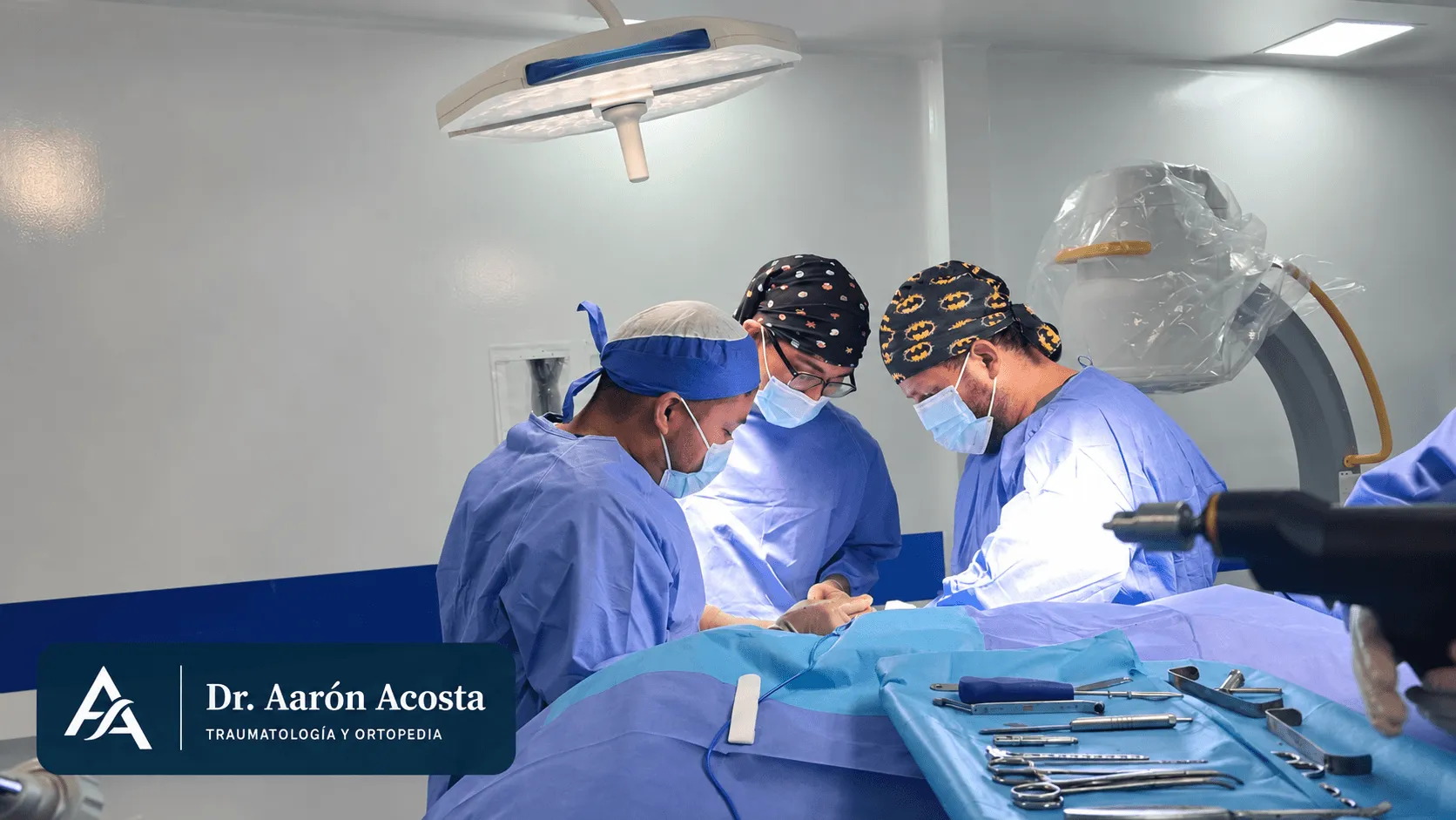 Equipo médico durante una práctica quirúrgica de traumatología y ortopedia